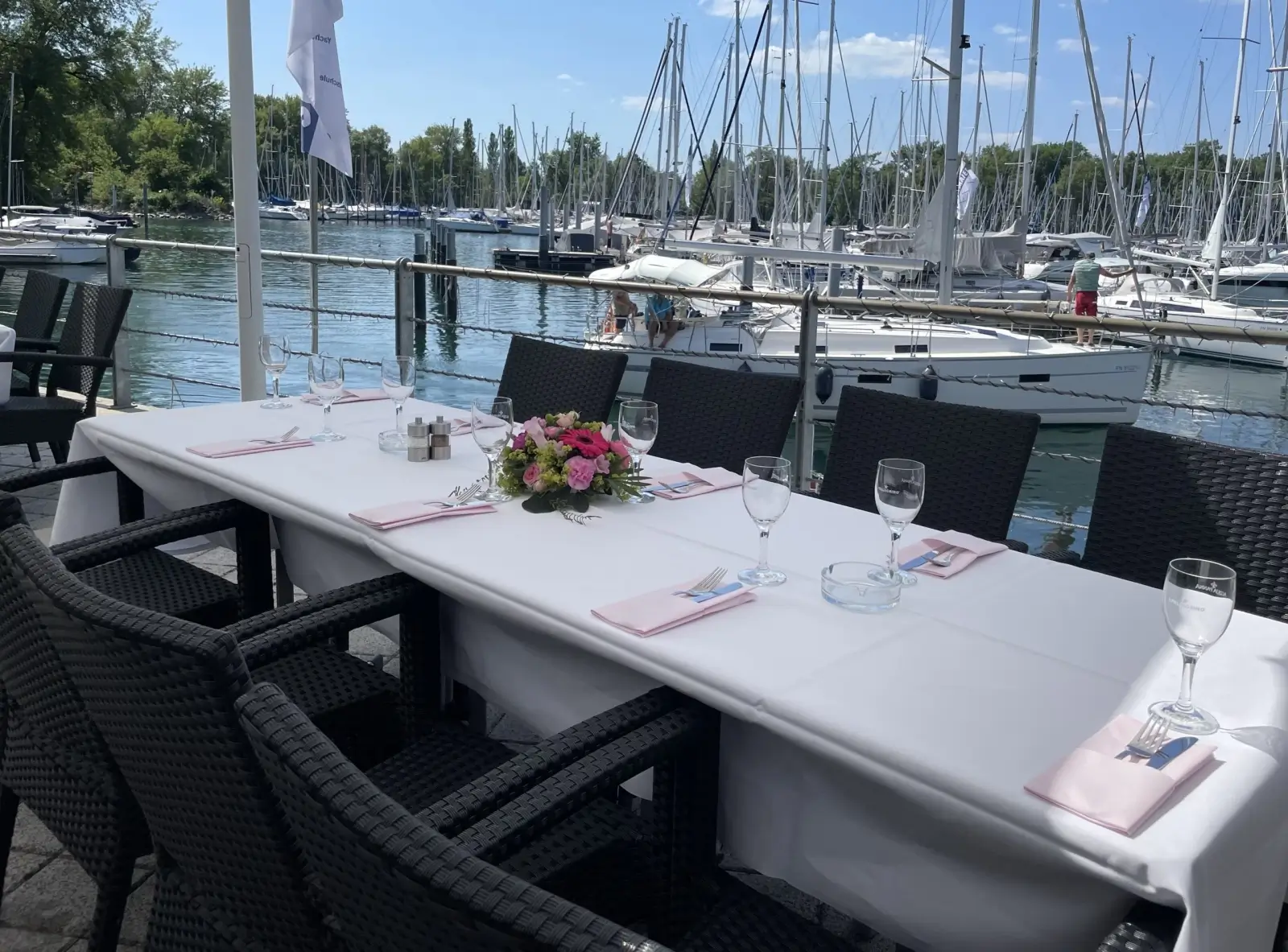 Restaurant-Terrasse-scaled